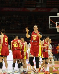PG电子官网-女篮惨败张子宇成唯一亮点！18分钟20+11统治内线 2.26米对抗超强