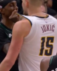 PG电子平台-麦丹最后时刻上篮，约基奇后场冲过来推搡爆发大范围冲突